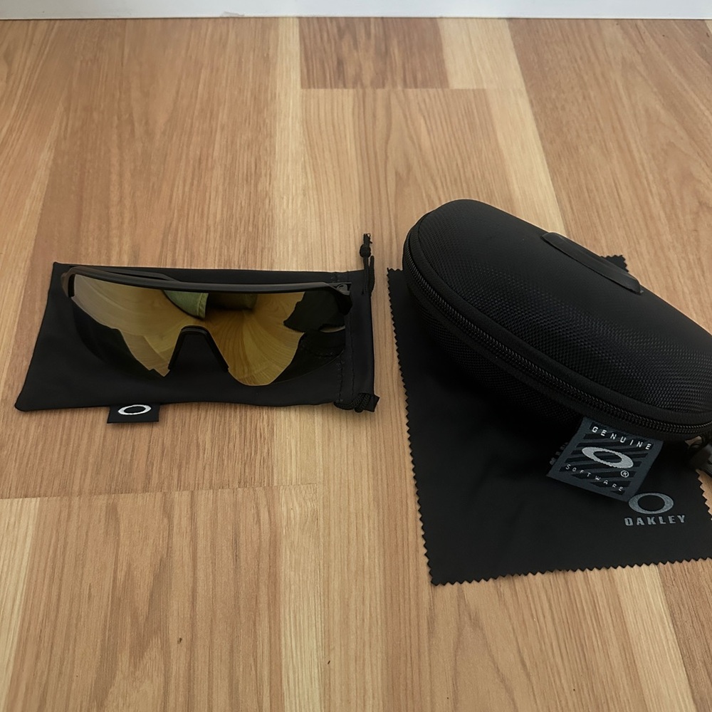 Yellow visor black frame Oakley sunglasses prizms brand new - Picture 2 of 3